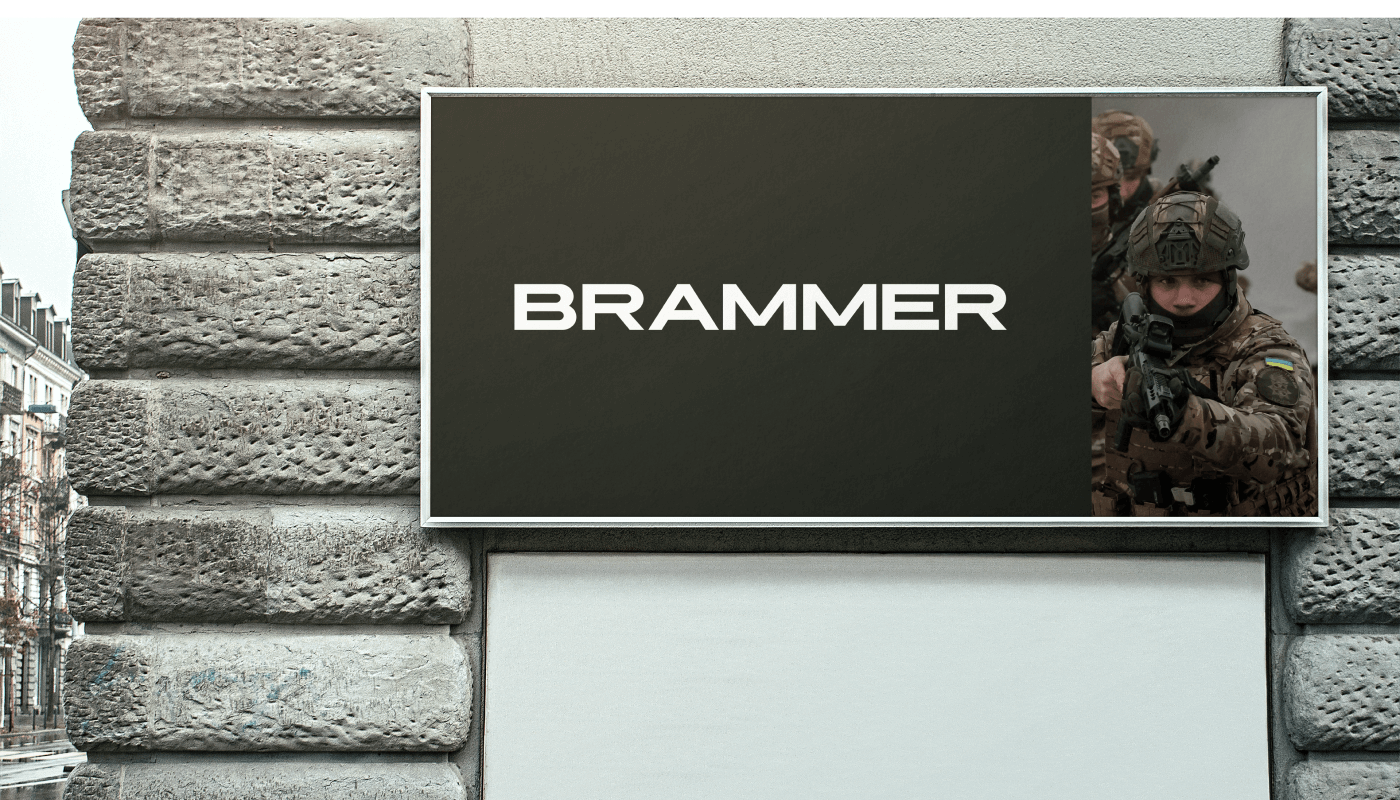 Мокап логотипу Brammer на зовнішній вивісці поруч із зображенням військових - візуальний символ для безпеки, defence проект Київ