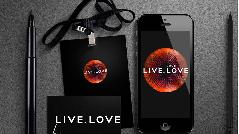 Набір брендованих матеріалів LIVE.LOVE Run: телефон, бейдж, візитівка з червоно-помаранчевим логотипо