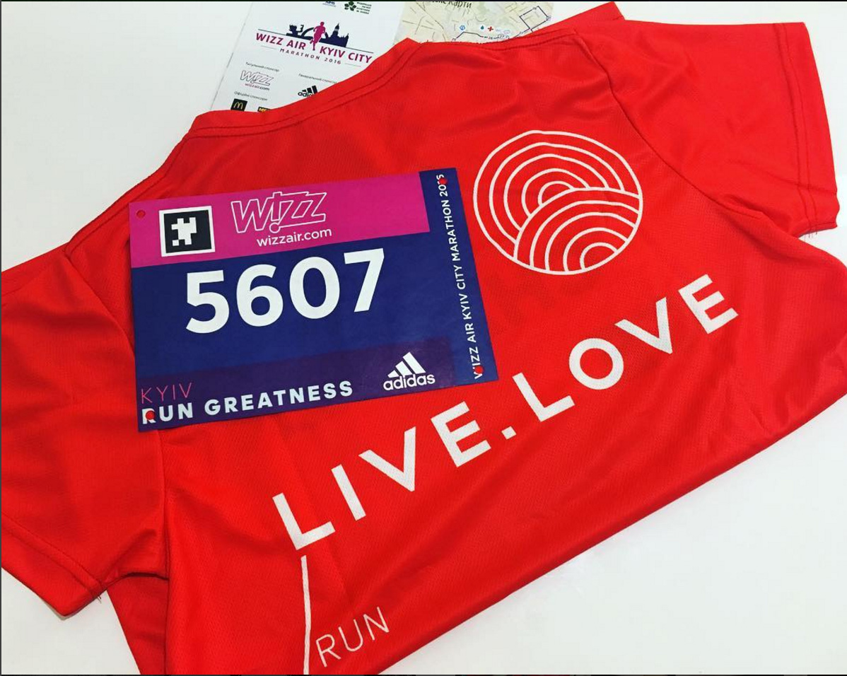 Червона футболка LIVE.LOVE Run та стартовий номер 5607 учасника Wizz Air Kyiv City Marathon 2016