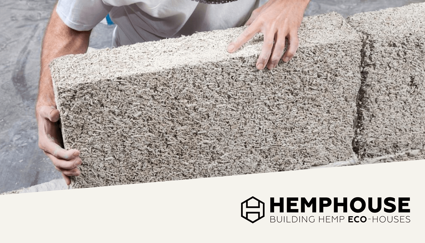 Будівельник тримає конопляний блок Hemphouse - будівництво еко-будинків з коноплі в Києві, інновації у будівництві