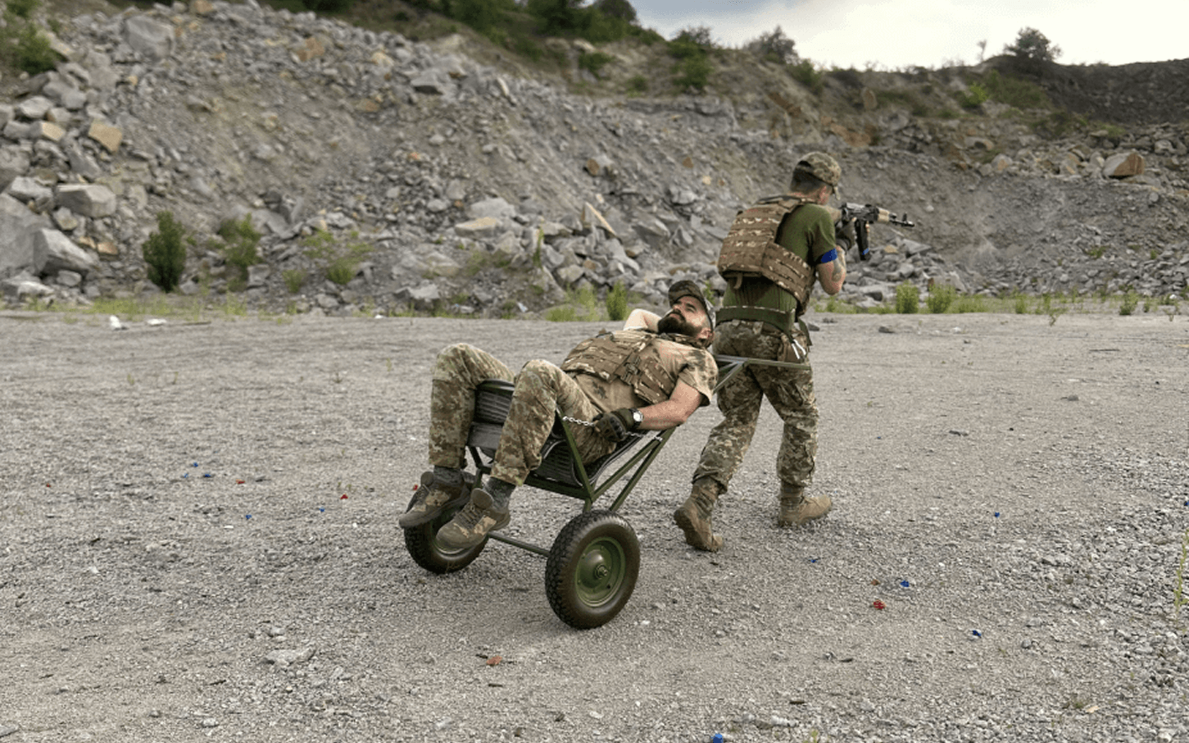 Головне зображення Brammer: тактичний візок для евакуації поранених, військові під час тренувань - розробка спорядження для defence проекту Київ