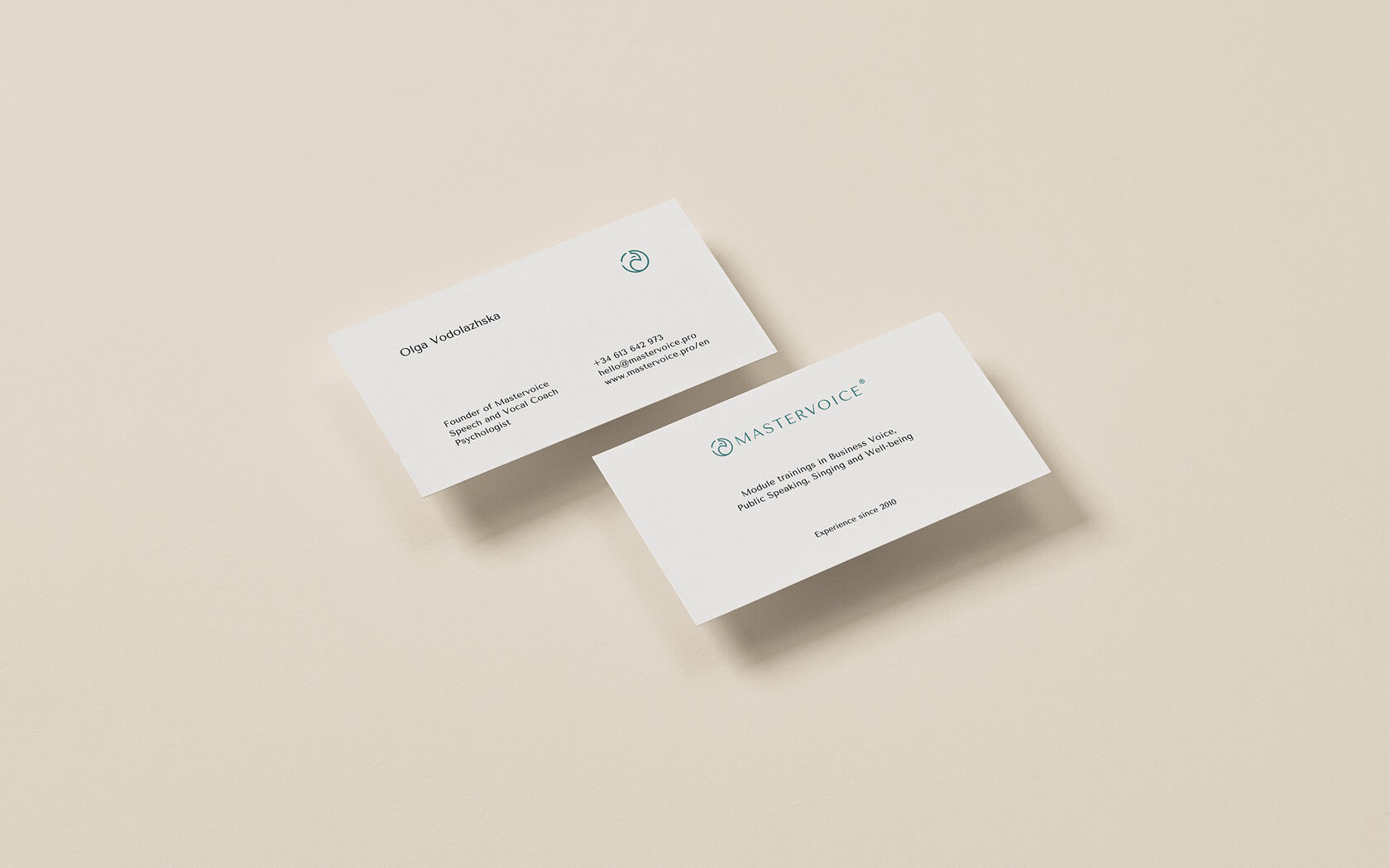 Макет візитних карток Mastervoice, що демонструє застосування розробленого фірмового стилю