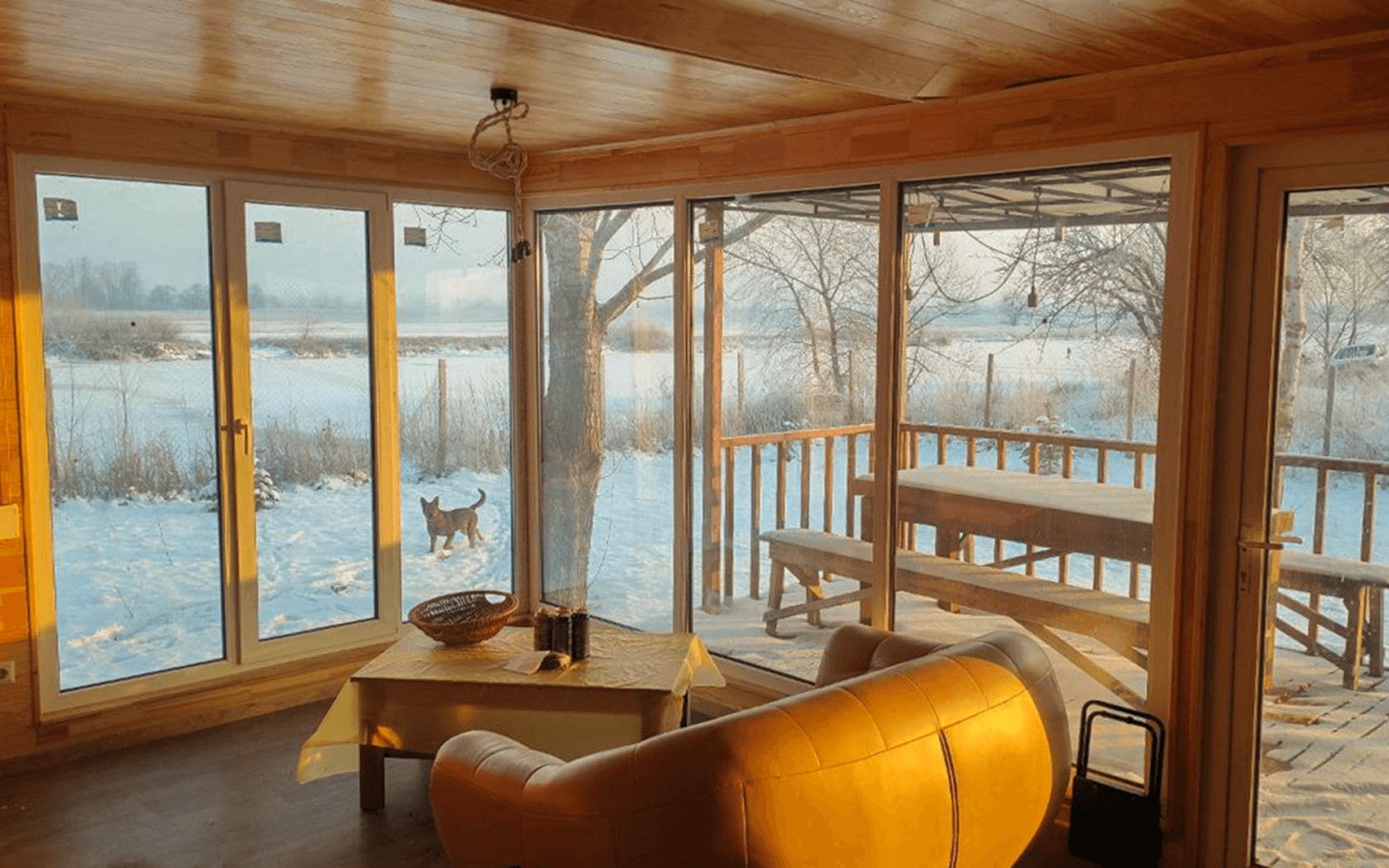Головне зображення "Шепіт на Десні": зимовий інтер'єр глемпінгу з панорамними вікнами - фірмовий стиль для еко-глемпінгу Київ, відпочинок на природі