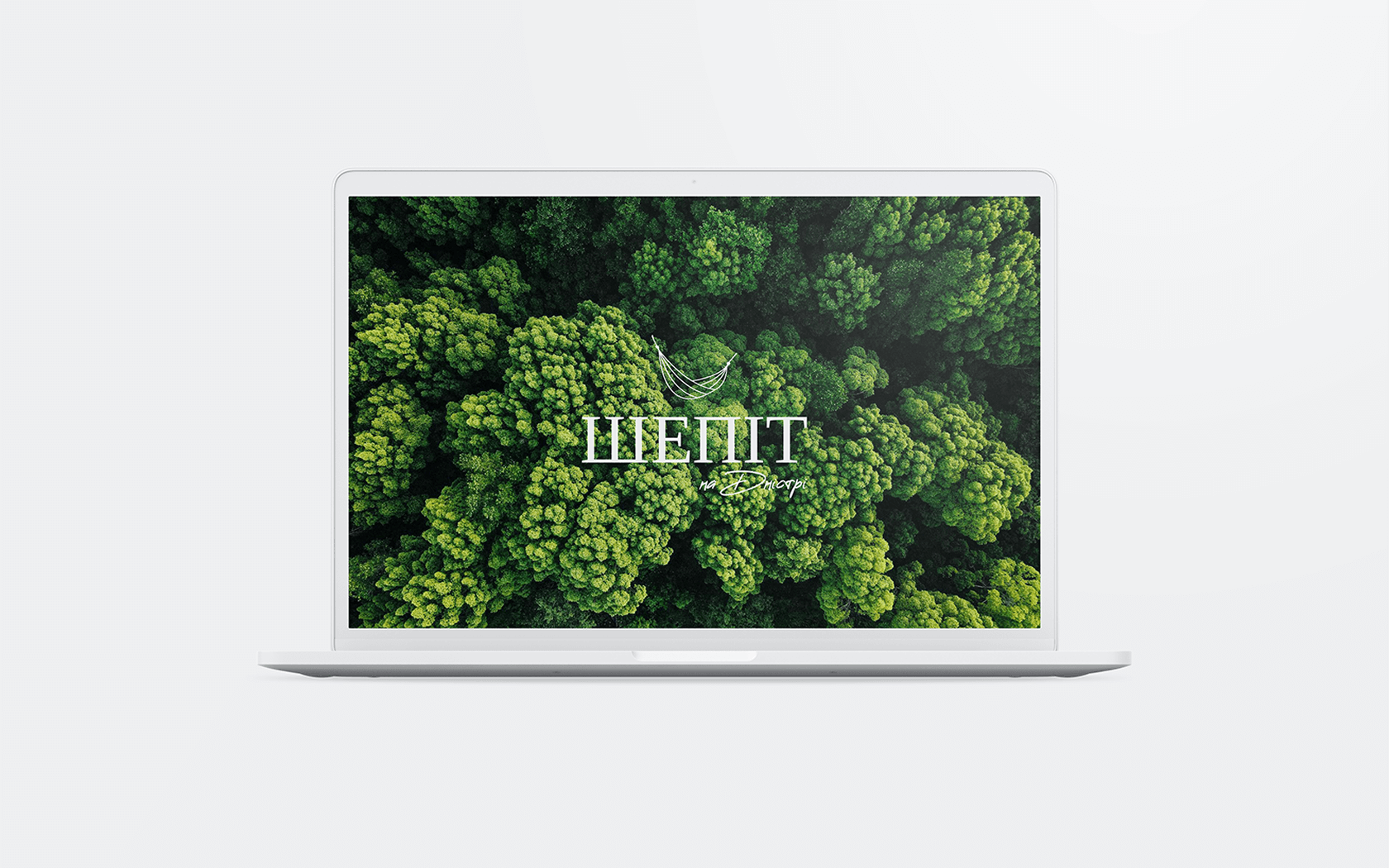 Фірмовий логотип Шепіт на Десні на зеленому фоні — промо-сайт для глемпінгу Україна, розробка сайту для еко-туризму Київ