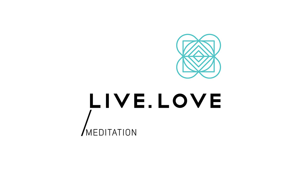 Лінійний логотип LIVE.LOVE Meditation: чорний текст та бірюзовий геометричний елемент на білому фоні