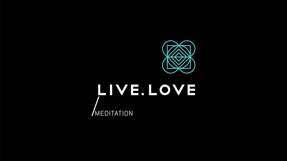Лінійний логотип LIVE.LOVE Meditation: білий текст та бірюзовий геометричний елемент на темному фоні
