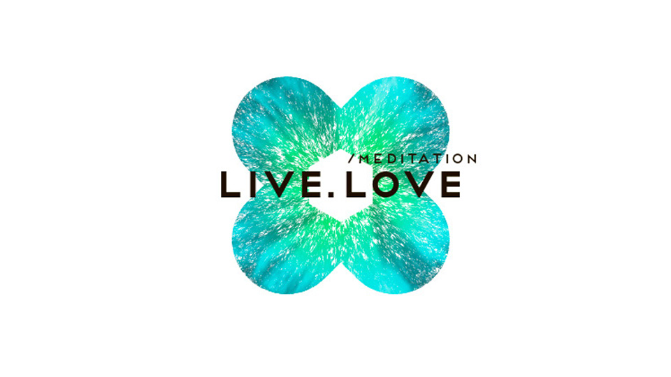 Логотип LIVE.LOVE Meditation: зелено-бірюзова фігура з текстурою та написом на білому фоні