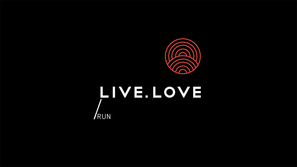 Лінійний логотип LIVE.LOVE Run: білий текст та червоний круглий елемент з ліній на темному фоні