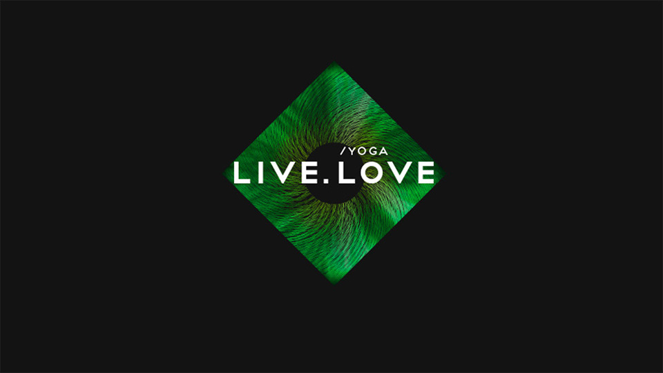 Логотип LIVE.LOVE Yoga (білий текст, зелений ромб) на темному тлі для веб-сайту