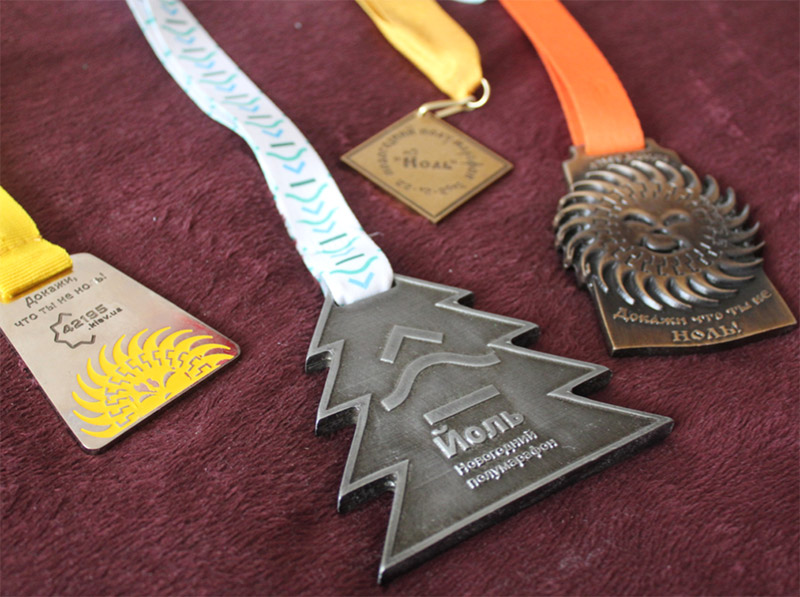 Колекція медалей фінішера для різних спортивних заходів (Йоль, забіги в Києві) як приклад спортивного брендингу та візуальної айдентики