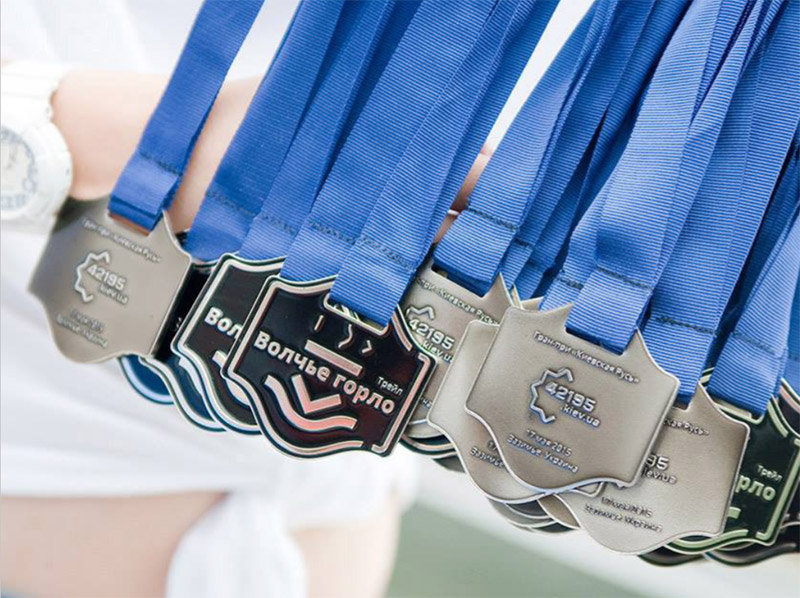 Колекція медалей фінішера для трейлу Волчье горло та Гран-Прі Київська Русь - приклад спортивного брендингу та маркетингу подій у Києві