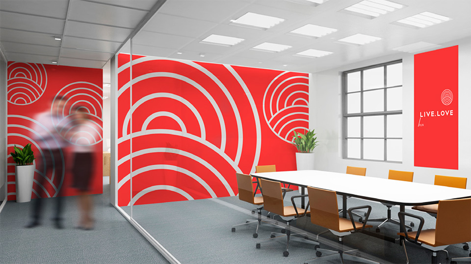 Дизайн інтер'єру офісу LIVE.LOVE Run: переговорна кімната з червоними стінами, білим патерном та логотипом