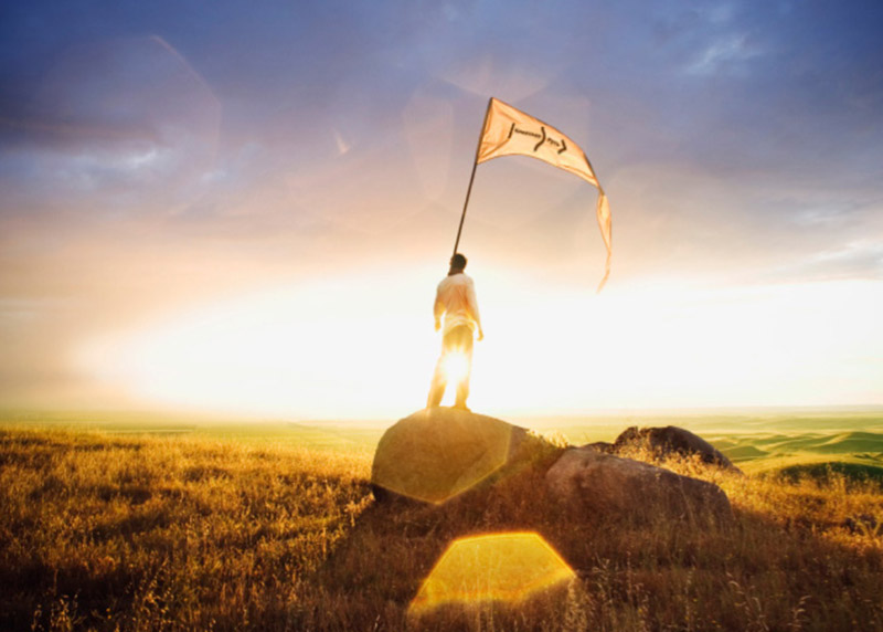 Людина з прапором на заході сонця - символ брендингу спортивних заходів Гран-Прі Київська Русь та спортивного маркетингу