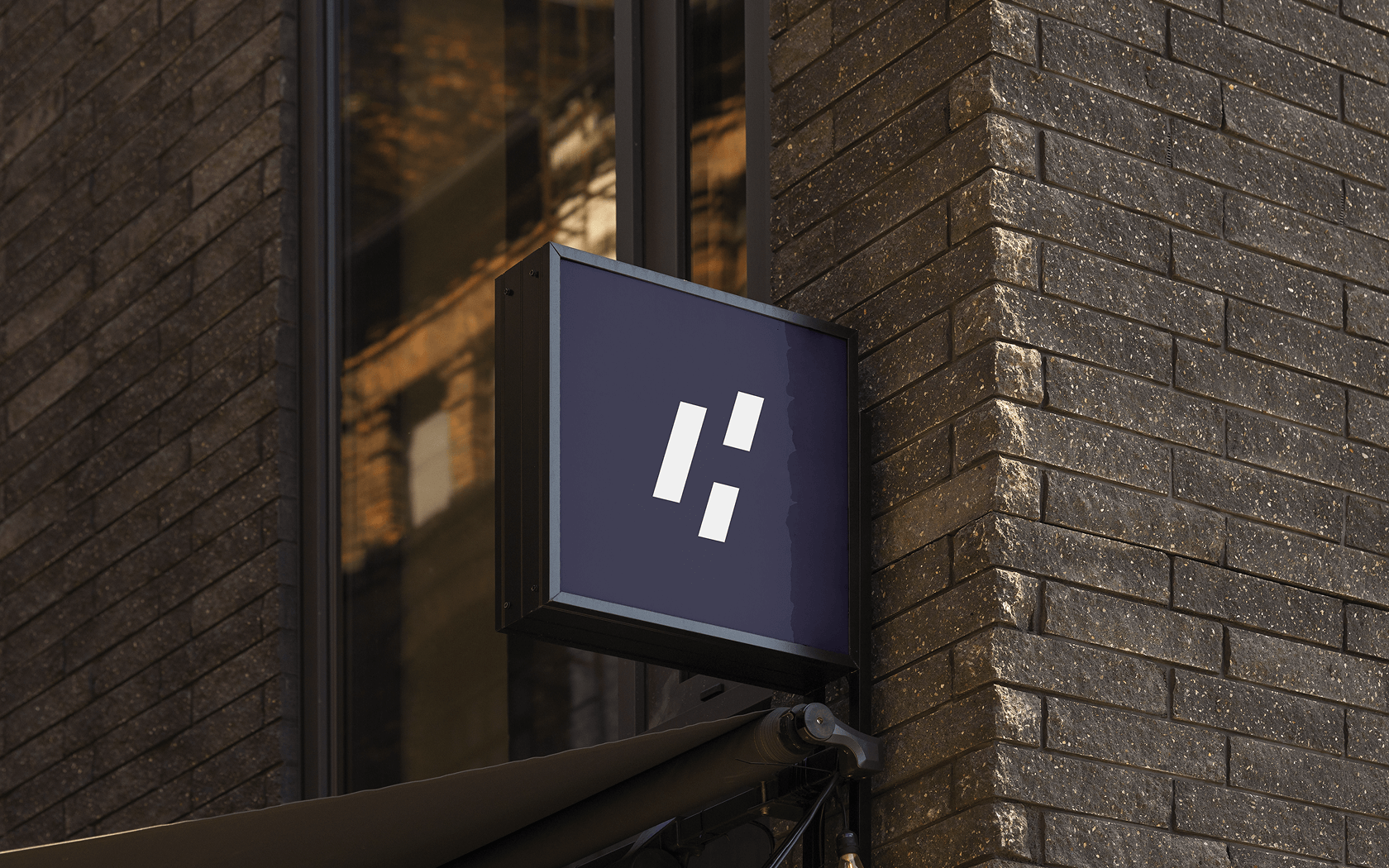 Головне зображення: логотип "Співтовариство Бізнесменів" на вивісці біля входу в будівлю - логотип для бізнес-клубу Київ