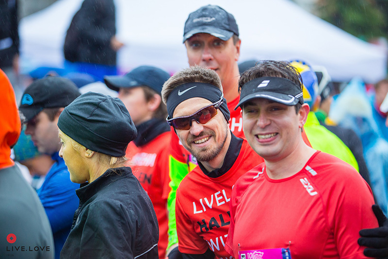 Щасливі учасники команди LIVE.LOVE Run у червоних футболках на біговому заході в Києві