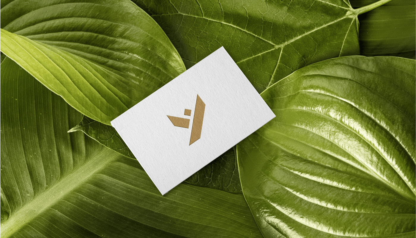 Мокап логотипу "Я живий!" на білій картці, що лежить на великому зеленому листі - унікальний логотип для здорового життя, wellness проект