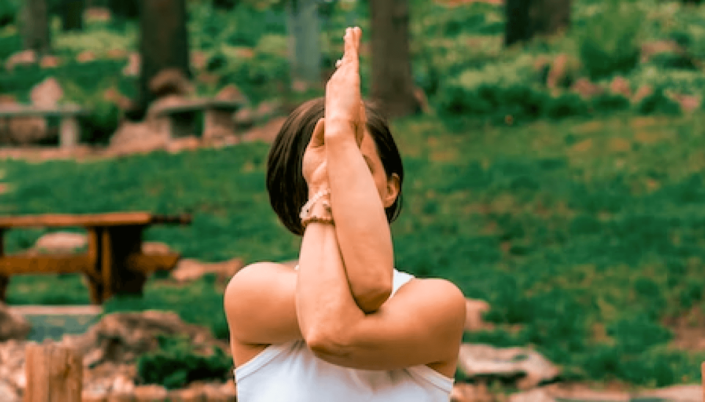 Жінка практикує йогу (асана Гарудасана) на природі - концепція проекту "Я живий!", здоровий спосіб життя Україна